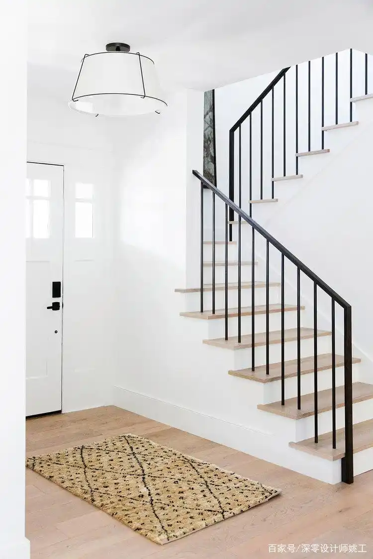 家里的楼梯扶手总觉得土气,换种材质这样做,档次提升一大截!