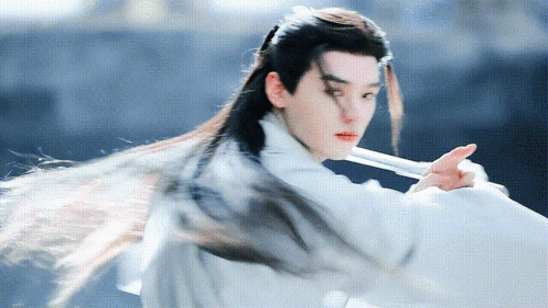 全场,而近距离拍摄的画面也将龚俊发丝的飘逸与灵动彰显得淋漓尽致