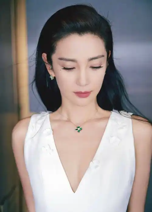 李冰冰白色v领连衣裙性感写真