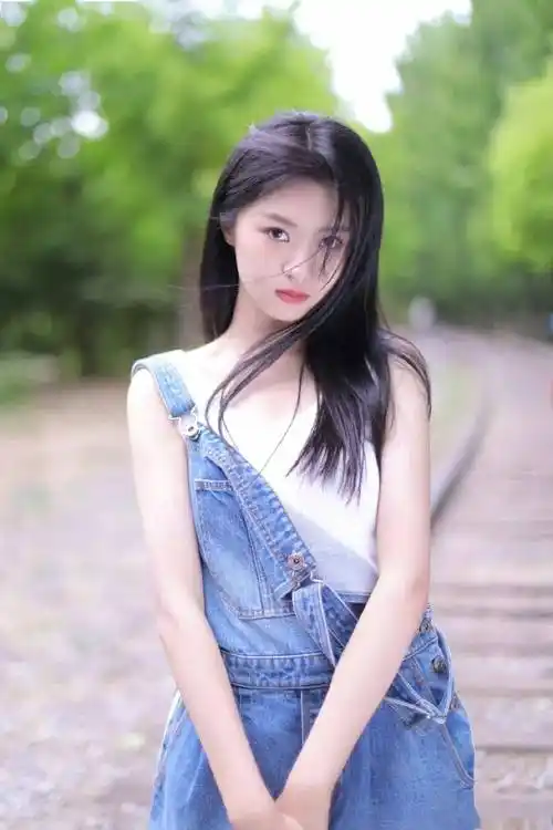 郝怡霖目前待播剧还有《烈焰之武庚纪》《利剑玫瑰》等.