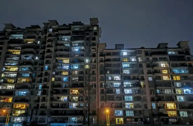夜晚的小区住宅楼