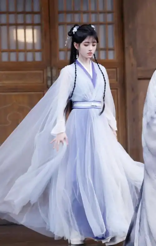 鞠婧祎魏枝开学剧照##鞠婧祎花戎魏枝最新剧照