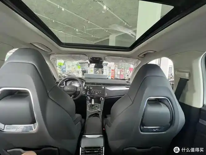 前排视角性感的屁股车辆侧面外观展示的车来迎接宝宝,由于预算有限