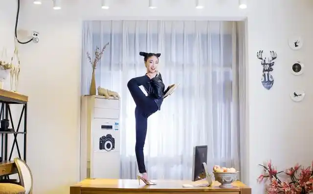 极限柔韧的性感 中国第一柔术美女刘藤演绎高难极致体位