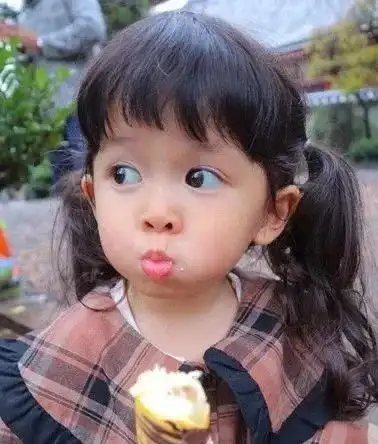 日本超萌吃货小女孩走红全网明明可以靠可爱却偏偏要搞怪