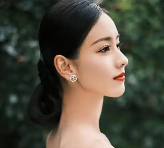 正脸95分,侧脸98分杨幂09,正脸同样优越,眼睛又大又有灵性,40多岁还是