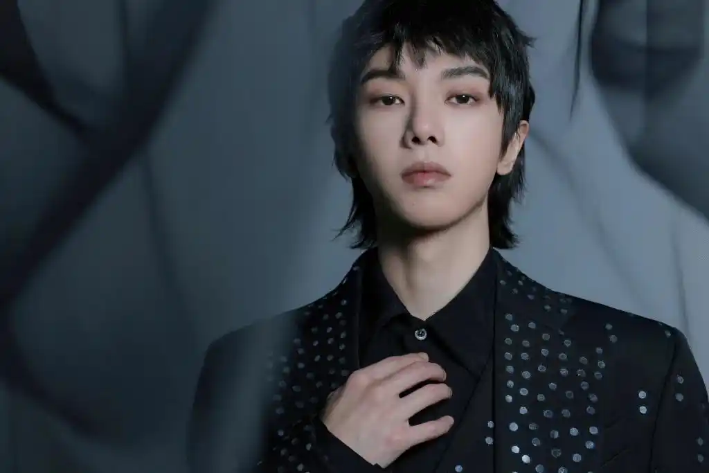 华晨宇出道九周年音乐会造型写真释出 黑衣王子高冷帅气有型