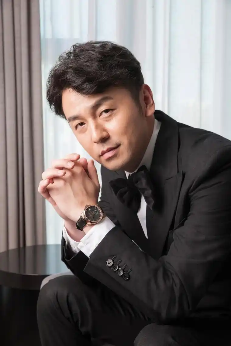 雷佳音妻子翟煦飞秘密生下二胎 温馨家庭合照曝光