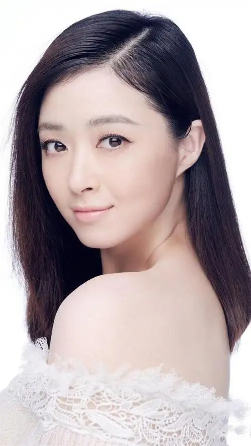 出生于新疆乌鲁木齐;毕业于河南省艺术学校,中国内地女演员