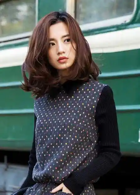 女人味十足的齐肩卷发发型图片