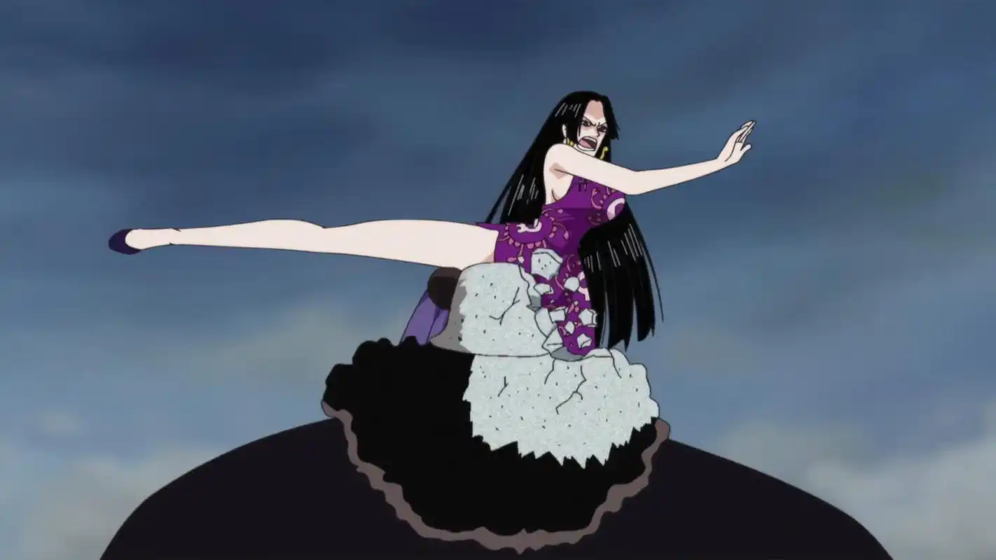 海贼王女帝,路飞在的时候打不过小兵,路飞不在,一脚一个和平主义者