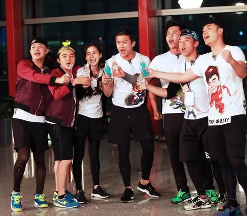 奔跑吧9:为啥郑恺一直戴眼镜,原因难以接受,就杨颖自己心疼他