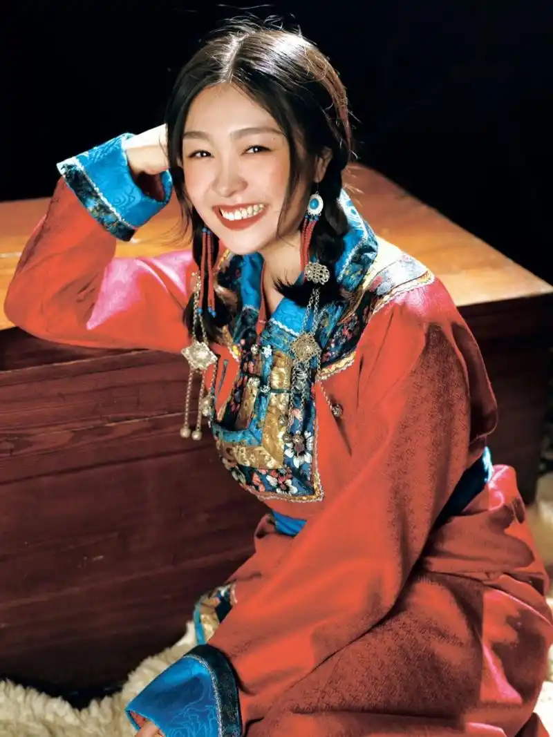 蒙古族女孩子是端庄的,美丽的,动人的 但也有可爱,清冷型的,女孩子就