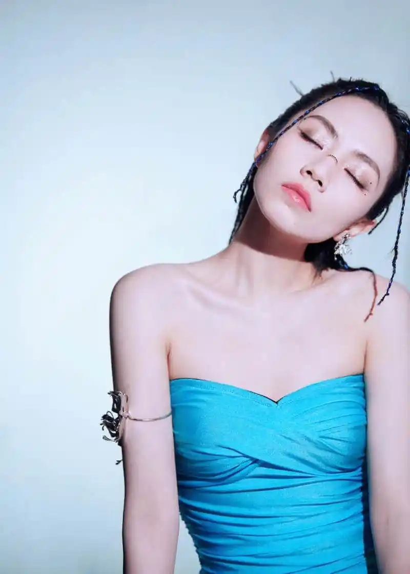 刘惜君穿蓝色抹胸露背裙,时尚火辣女人味十足  刘惜君一直以时尚靓丽