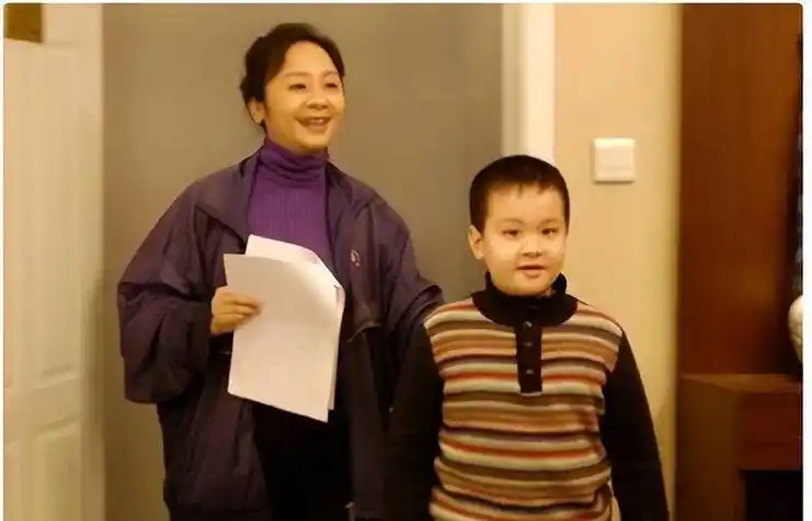 回顾秦海璐给单眼皮上千万保险产下巨婴症儿子险哭瞎双眼