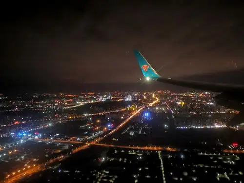 下午杭州萧山机场起程,坐了五个小时的飞机,一路向西,横穿4500公里