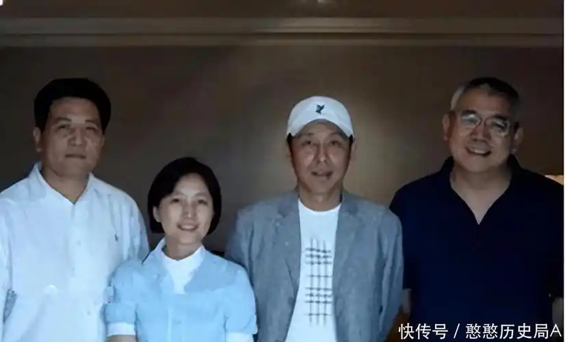 陈道明与发妻罕见合体,69岁杜宪素颜穿奶奶装难掩出挑气质