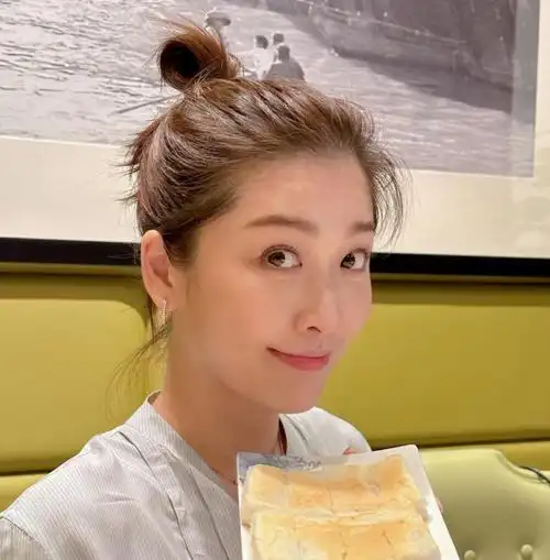 周丽淇罕见分享全家福庆祝儿子3岁生日 母子俩嘴对嘴亲吻很有爱__财经