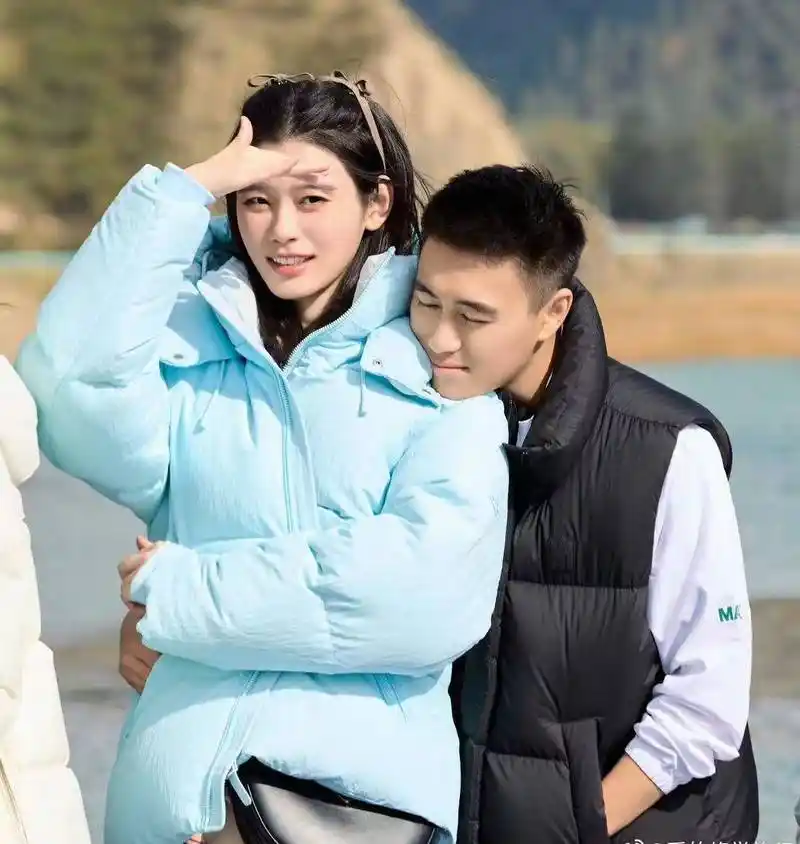 奚梦瑶被拍陪伴婆婆保姆泰国游,细节感人,何猷君穿着58元钱衣服_三亚