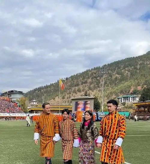 不丹王室闪耀亮相国庆不丹王后穿紫色传统服饰好嫩公主好惊艳