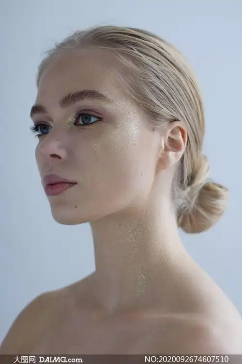 头发扎起来的欧美人物侧面摄影原片