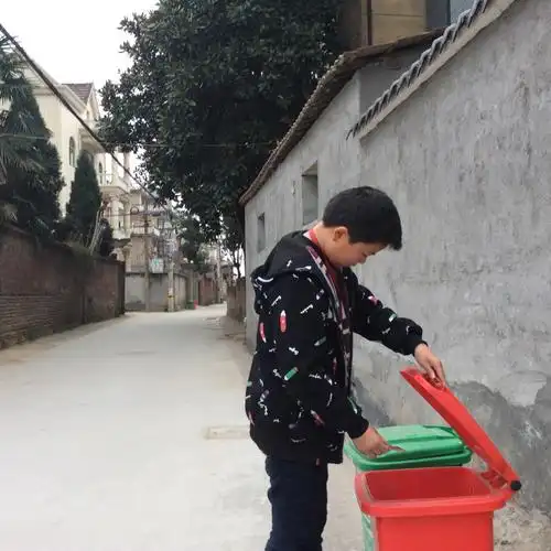 捡垃圾与扔垃圾桶