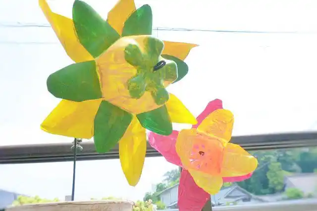 儿童环保手工旧矿泉水瓶变废为宝制作彩色风车步骤图解