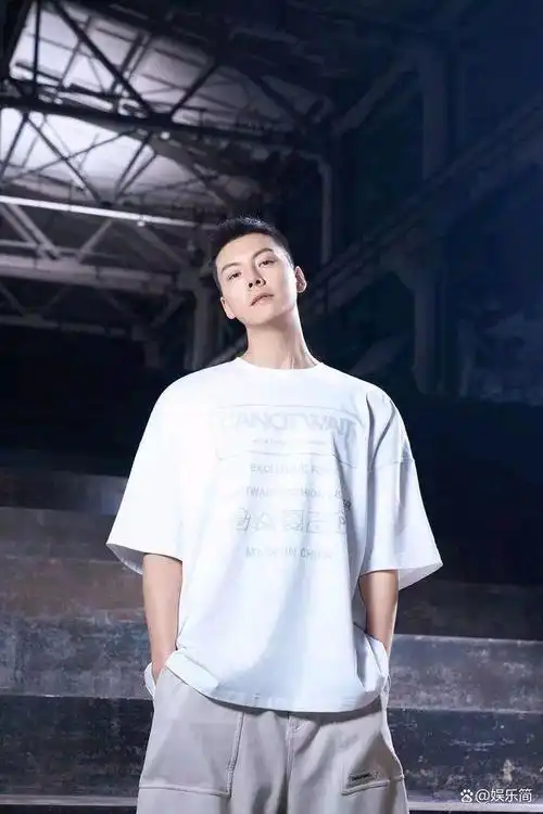 陈伟霆运动风照片曝光,深棕短袖与白t切换自如,潮酷有型引热议