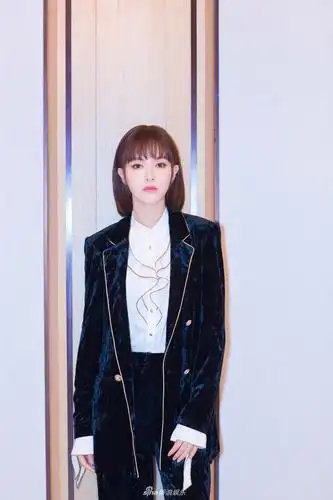 唐嫣薄纱裙短发帅气