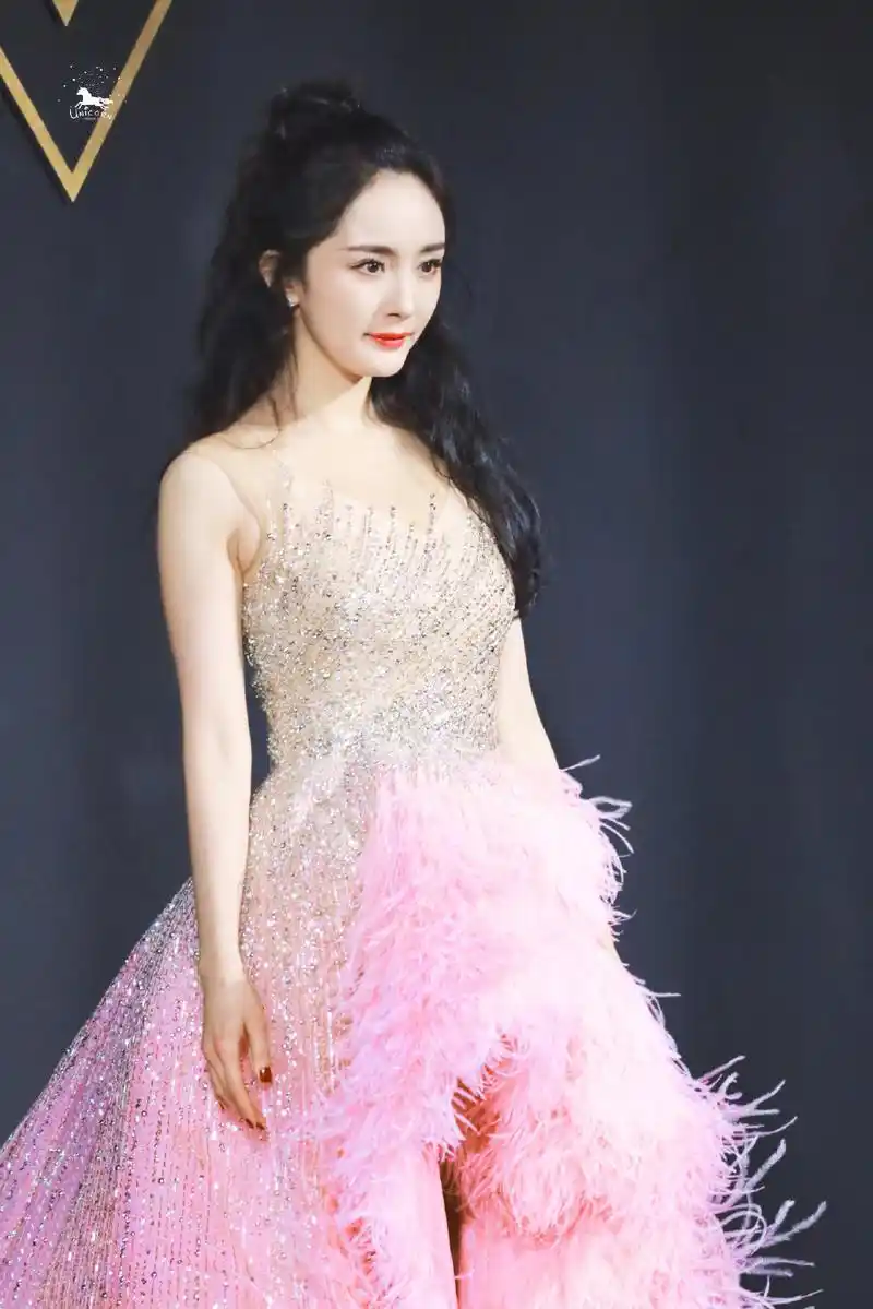 杨幂身穿粉色羽毛不规则长裙亮相星光大赏