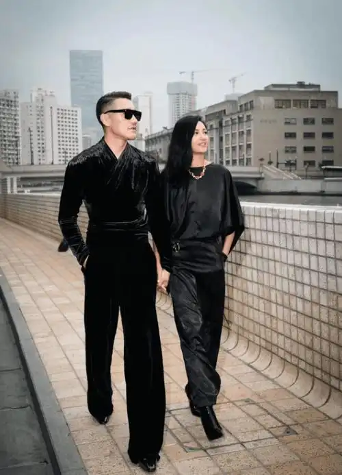 瞿颖妩媚的表情和曼妙的身材,每走一步都直撞在座观众的心灵.