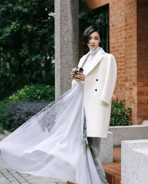 张歆艺成功瘦回"少女身材",穿皮衣配波点衬衫,减龄又洋气_黑色_基础