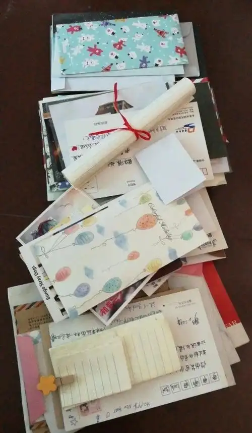 家里大扫除的时候我翻到了这几张情书,突然就想起来小学时候班上一个