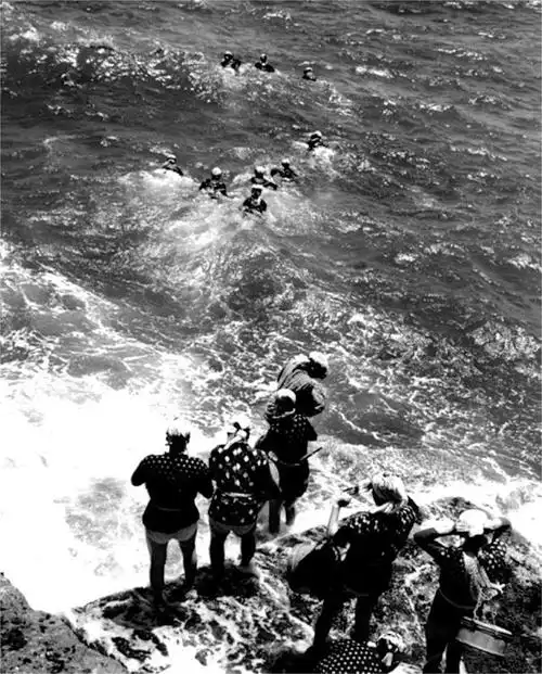 海女,即从事潜水捕捞的女性渔民,尤其特指不使用呼吸