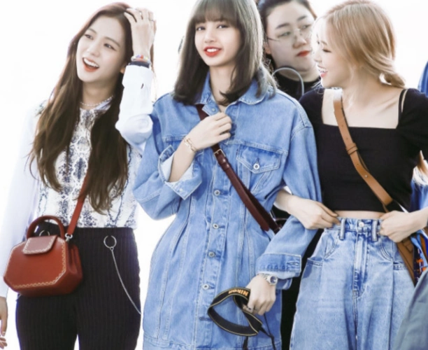 lisa是组合中唯一的泰国人,风格一向是简约风,"唐三彩鞋"登场