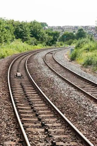 为什么铁路上要放一排蘑菇钉,火车来了还要压一压,干嘛用的?