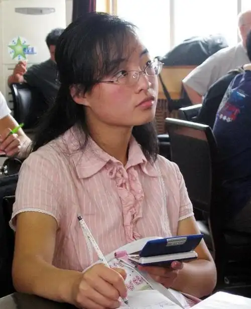 魏敏芝不愧是最低调的谋女郎,穿衣朴素还不爱化妆,活得挺真实的