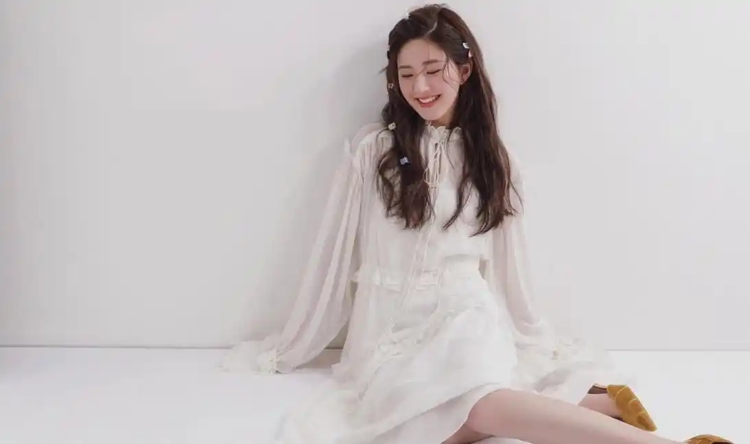 21岁的赵露思也太可爱了t恤短裙配双马尾玩蹦床美得像精灵