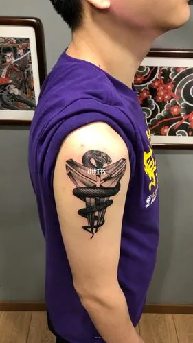 黑曼巴蛇纹身纪念永恒的科比