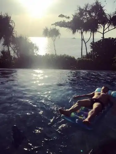 另一张照片则是逆光下张伦硕躺在气垫床上,比张伦硕的胸肌和腹肌更吸