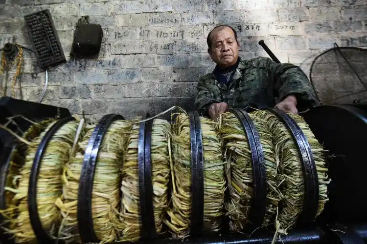 一家茶油榨油坊正在使用传统工艺榨油.杨晓海 摄.jpg