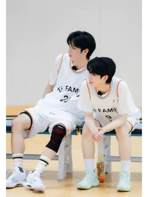 为什么腿毛这么多94#时代峰峻  #tnt时代少年团严浩翔  (感谢刘文