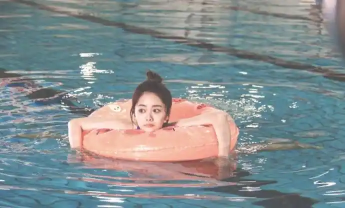 捕捉一只萌妹子 谭松韵水池划水娇俏可爱