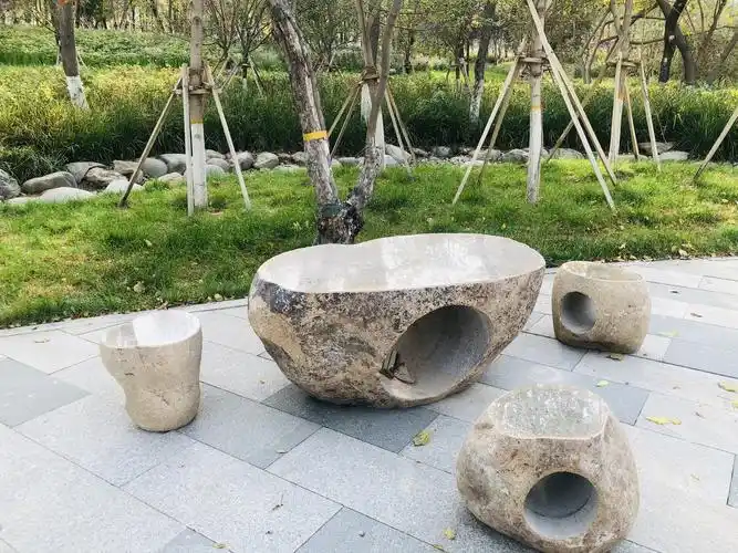 供游人随时休息的石桌椅