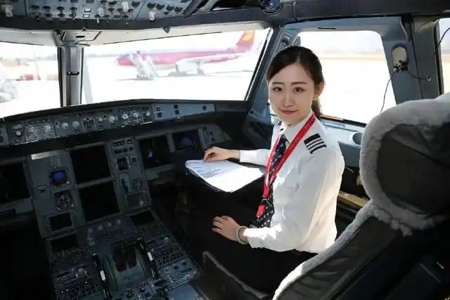 她们是"会飞"的颜值担当 三八节这天我们走近巾帼航队