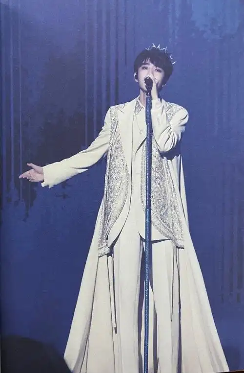 王俊凯十周年专辑舞台扫图##tfboys十周年专辑扫图