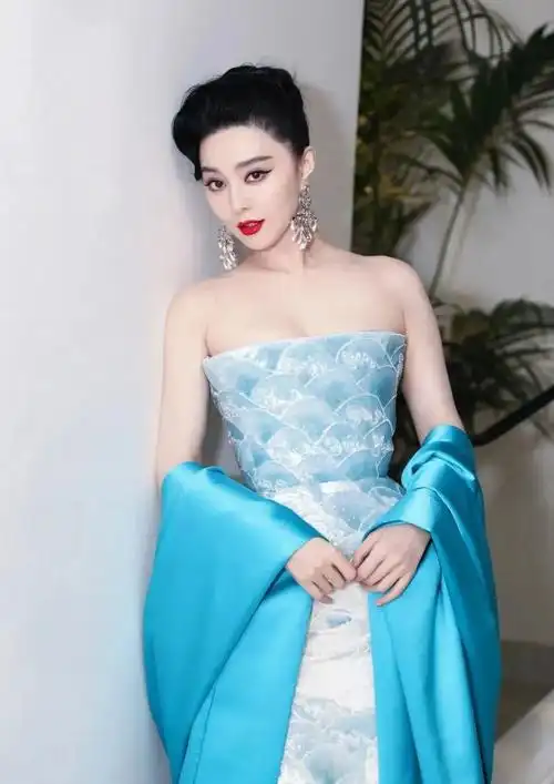 红毯狂秀20套高定的范冰冰,还是败给她了?-蘑菇号