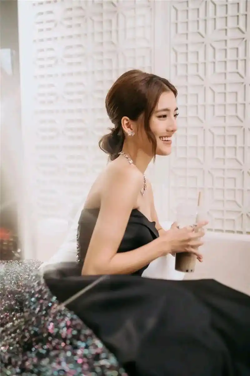 吴千语精美壁纸:外形甜美,性感优雅!