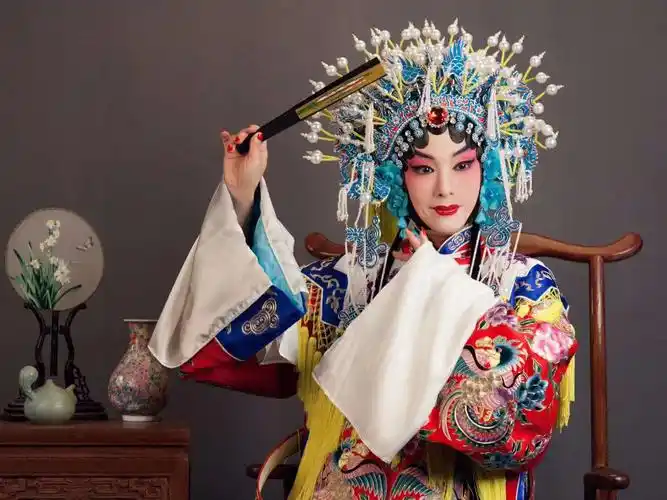 我想说拍一套戏曲妆照,最佳的时间是十年前,其次是——现在!