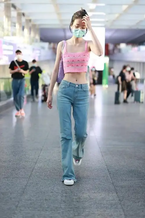 乔欣穿粉色吊带衫搭蓝色牛仔裤也太美了吧